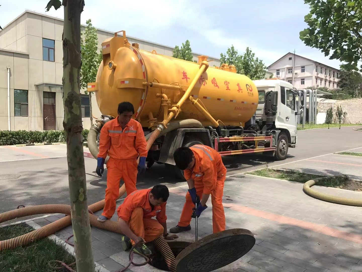 隰县管道疏通车停在窨井附近